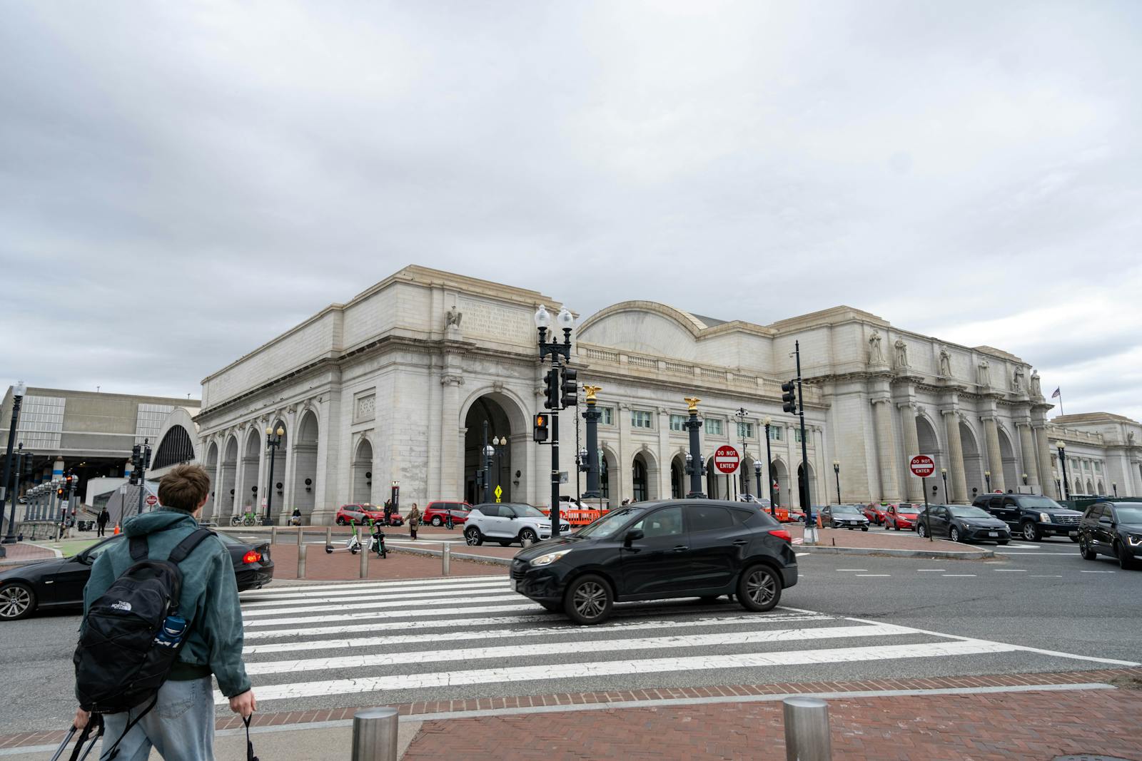 Washington Union Station exterior with pedestrians and traffic